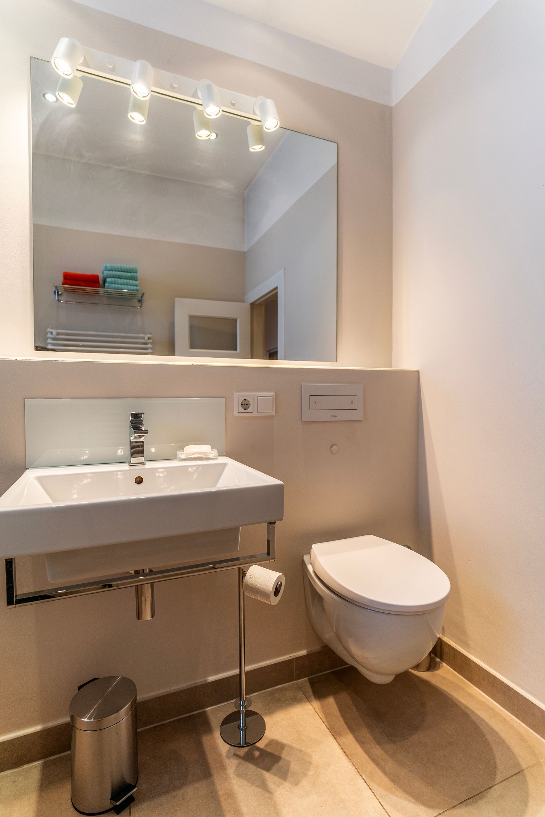 Freshly Renovated 4-Room Apartment In Düsseldorf-Oberkassel - 8