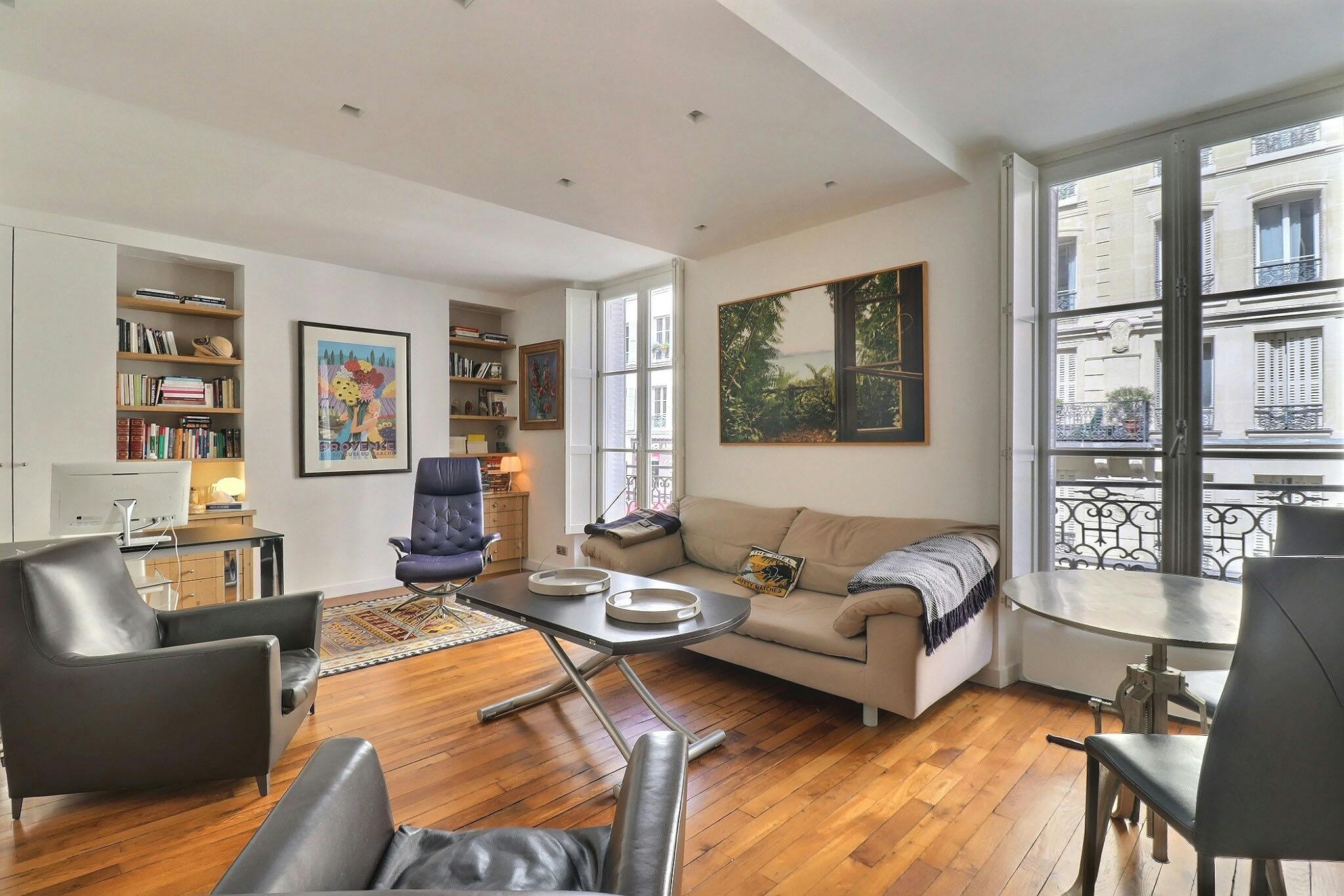  Entire Place  -  Rue des Abbesses, Paris  - Gallery -  1