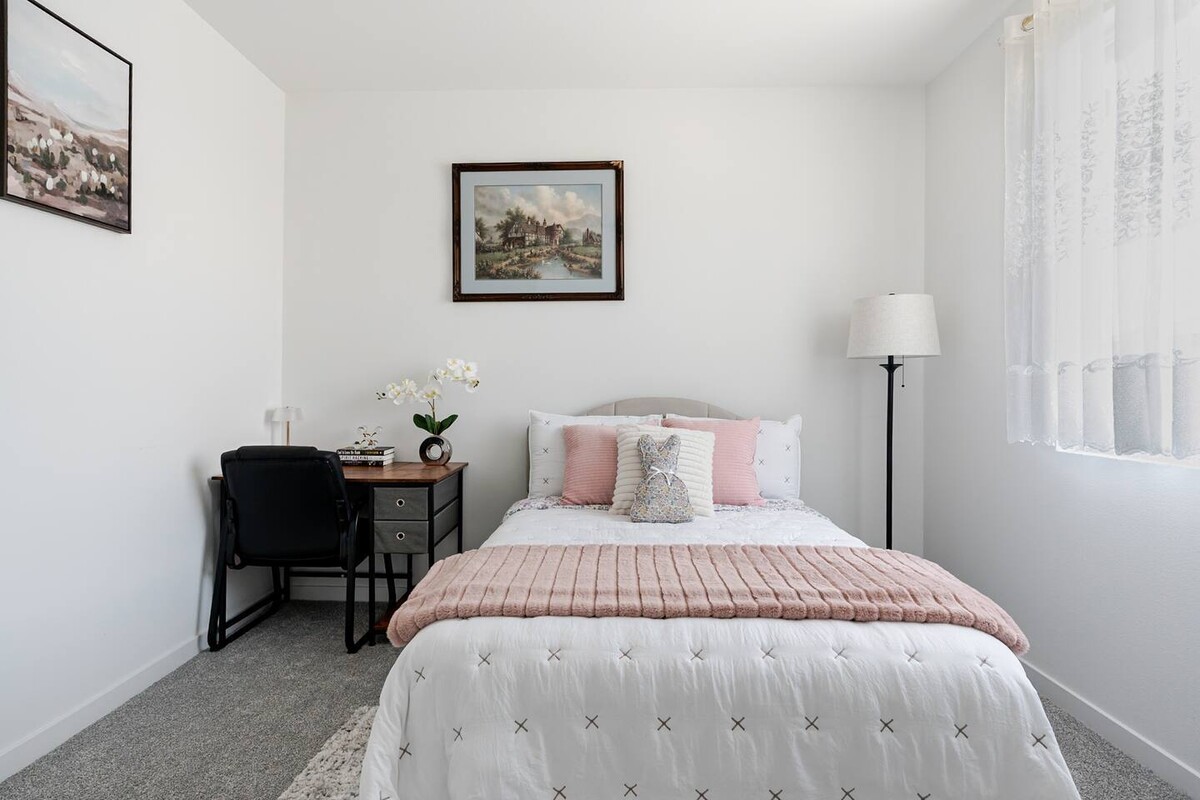 A Bedrooom With Shared Bath(Full Room) - 1