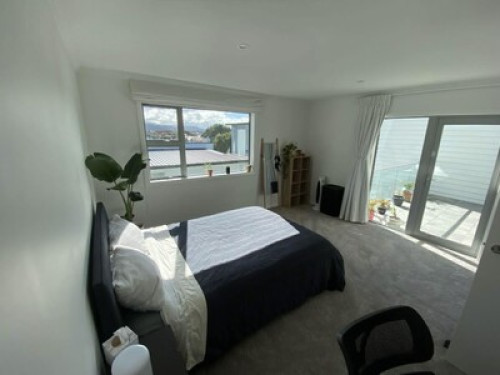 Large and warm bedroom in Petone