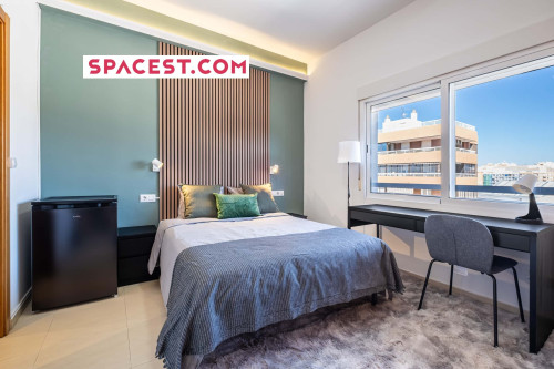 Room in Avenida de Aguilera, Alicante (Alacant) for 80 m² with 4 bedrooms