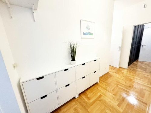 Bright single bedroom next to the Reumannplatz subway station