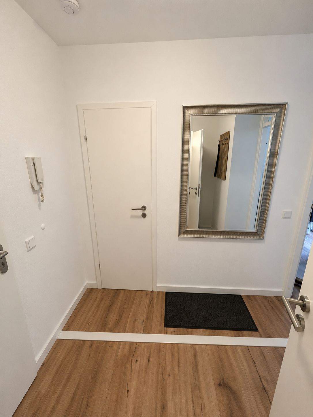  Modern, Freshly Renovated Apartment In A Quiet & Green Location In Kaarst – Perfect For Professional  -  Modern, freshly renovated apartment in a quiet & green location in Kaarst – perfect for professionals  - Gallery -  4