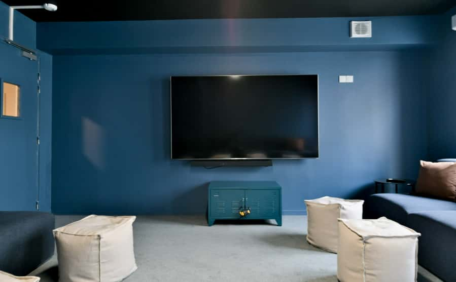 Bedroom with private bathroom in a 5-bedroom apartment