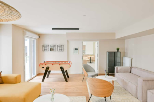 Bedroom with private bathroom in a 5-bedroom apartment - Gallery - 5