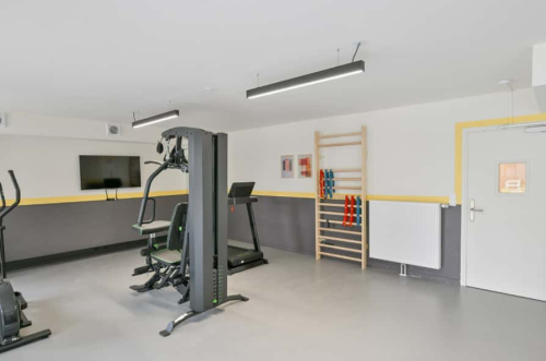 Bedroom with private bathroom in a 5-bedroom apartment - On-site Facilities