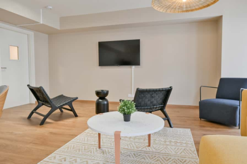 Bedroom with private bathroom in a 5-bedroom apartment - Gallery - 4