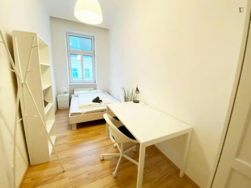 Homely double bedroom in Neulerchenfeld