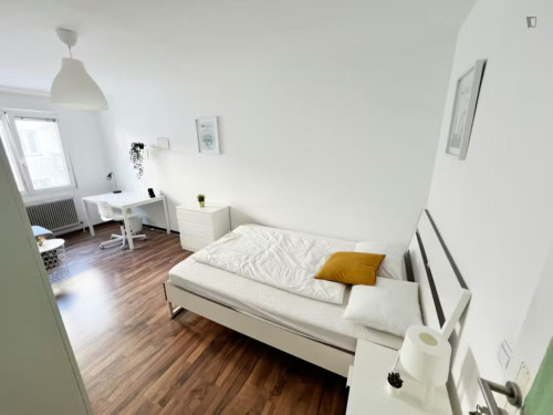 Comfortable double bedroom in the Favoriten district