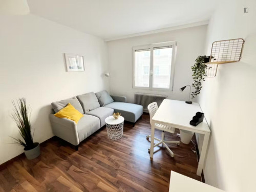 Comfortable double bedroom in the Favoriten district