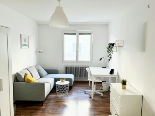 Comfortable double bedroom in the Favoriten district