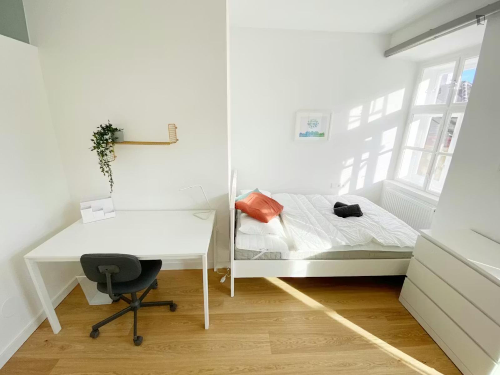 Inviting Double Bedroom Near The IBS International Business School - Inviting double bedroom near the IBS International Business School - Gallery - 1