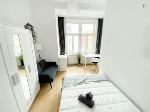 Welcoming double bedroom close to the Keplerplatz subway station