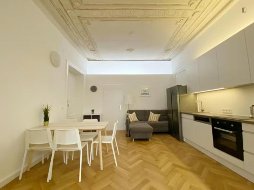 Inviting double bedroom close to the Vienna University of Technology