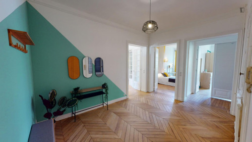 Comfy double bedroom in Plaine-Monceau
