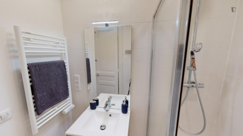 Comfy double bedroom in Plaine-Monceau