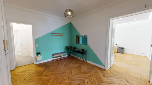 Comfy double bedroom in Plaine-Monceau
