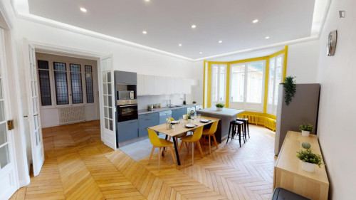 Comfy double bedroom in Plaine-Monceau