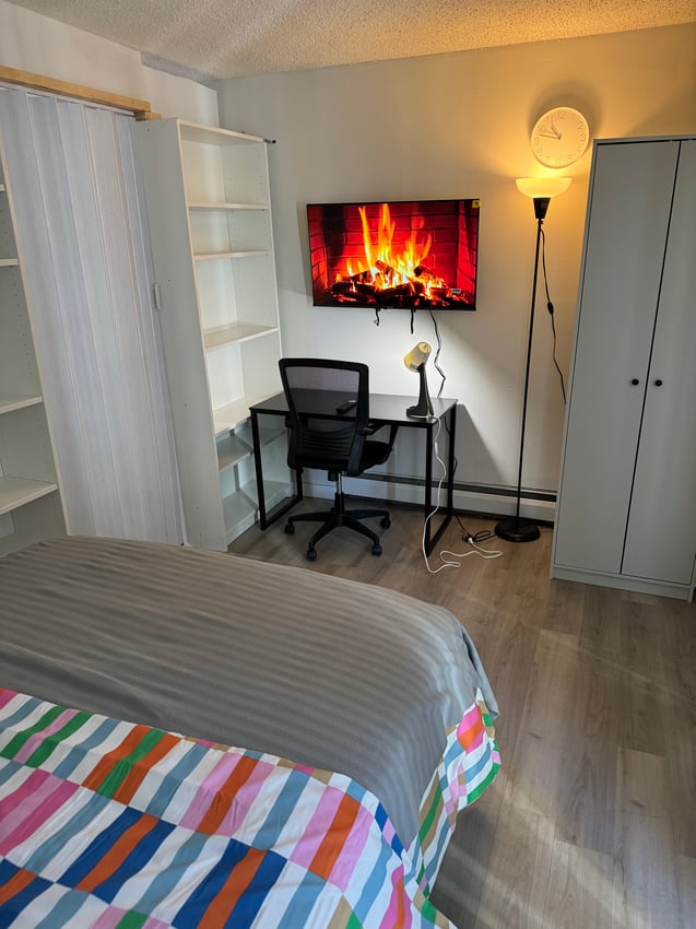  461 - Flex Room With Balcony  -  14 Avenue SW & 1 Street SW  - Gallery -  1