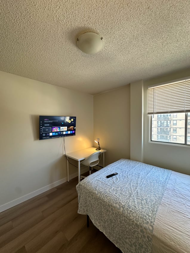  467 - Deluxe Room  -  15 Ave SW & 7 Street SW  - Gallery -  2