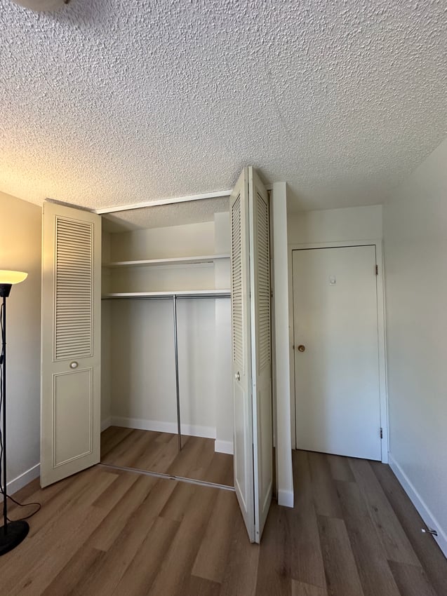  467 - Deluxe Room  -  15 Ave SW & 7 Street SW  - Gallery -  1