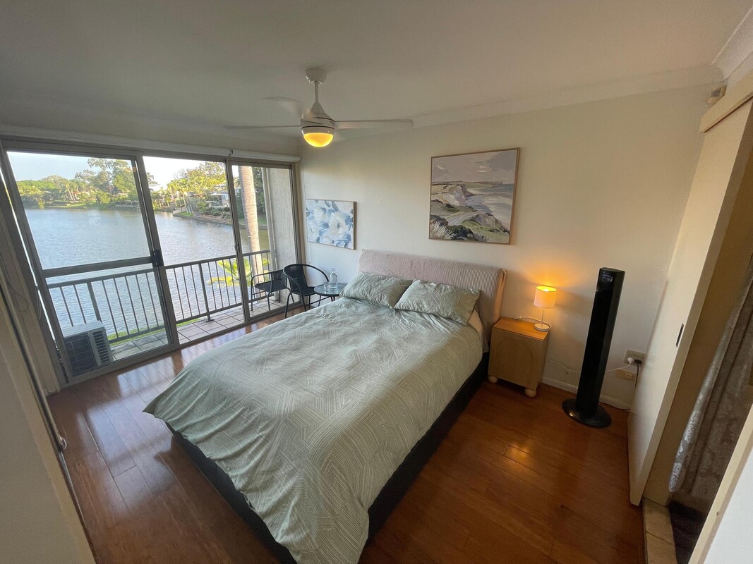 Master Bedroom With Lake View Balcony & Private Ensuite (Full Room) - 1