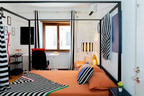 Double bedroom in 5-bedroom apartment