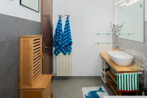 Double bedroom in 5-bedroom apartment - Gallery - 16