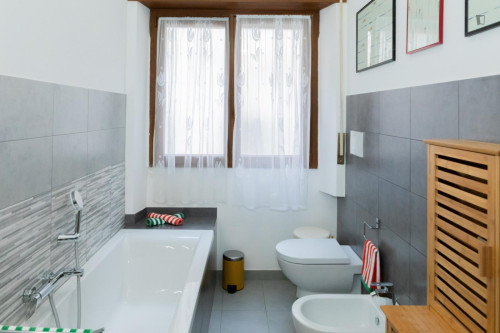 Double bedroom in 5-bedroom apartment - Gallery - 15
