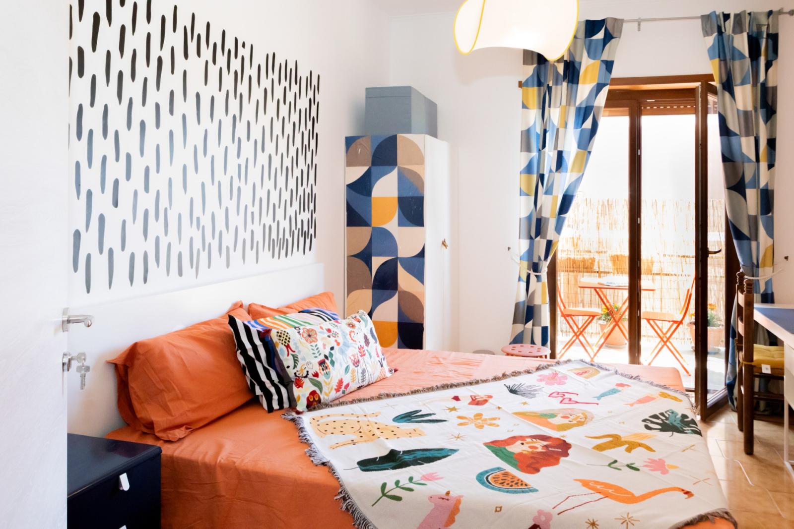  Multiple Beds Bedroom, With Balcony, In 6-Bedroom Apartment  -  Multiple beds bedroom, with balcony, in 6-bedroom apartment  - Gallery -  1