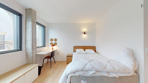 Luminous single ensuite bedroom in the 15th arrondissement