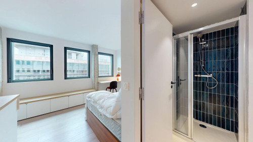 Luminous single ensuite bedroom in the 15th arrondissement
