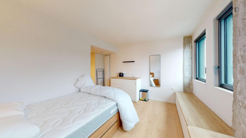 Luminous single ensuite bedroom in the 15th arrondissement