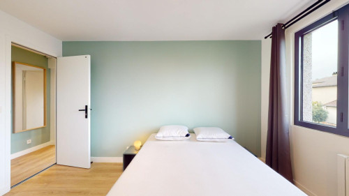 Cosy double ensuite bedroom near Square Robespierre