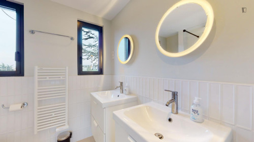 Cosy double ensuite bedroom near Square Robespierre