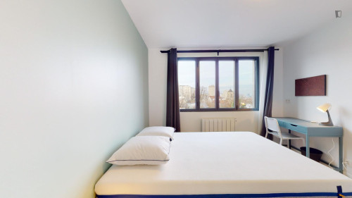 Cosy double ensuite bedroom near Square Robespierre