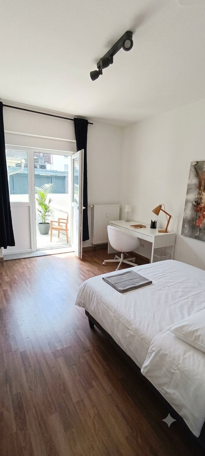 Entire Place - Hüttenstraße, Düsseldorf - Gallery - 1