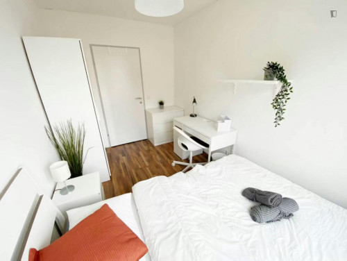 Snug double bedroom in Favoriten