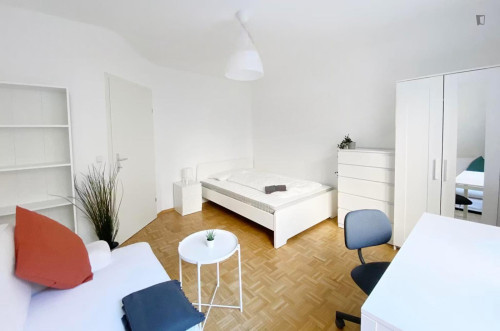 Luminous double bedroom in Weinhaus