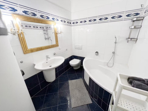 Bright double bedroom near the Friedensbrücke subway station  - Gallery -  5