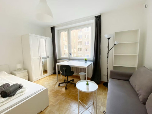 Snug double bedroom in Fasanviertel
