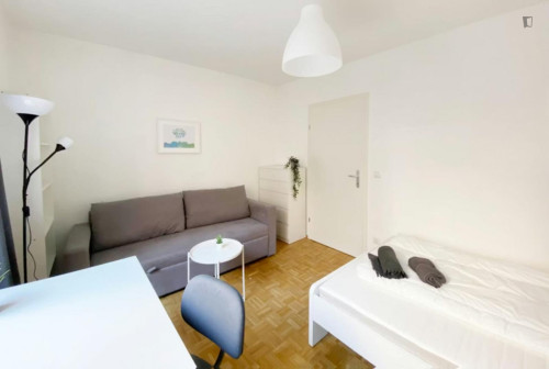 Snug double bedroom in Fasanviertel