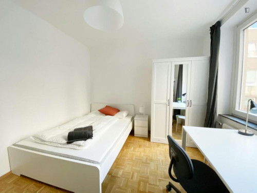 Snug double bedroom in Fasanviertel