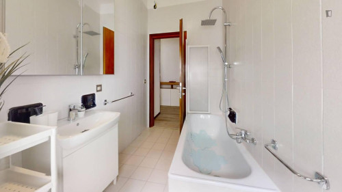 Single bedroom in 4-bedroom apartment - Gallery - 7
