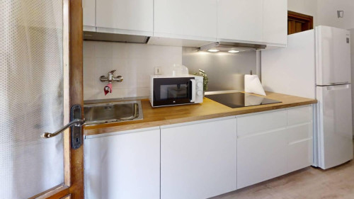 Single bedroom in 4-bedroom apartment