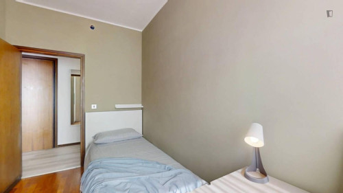 Single bedroom in 4-bedroom apartment