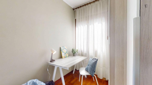 Single bedroom in 4-bedroom apartment