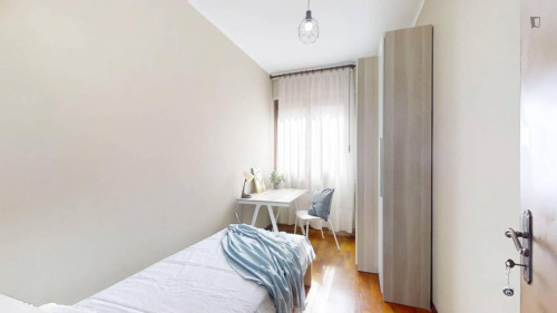 Single bedroom in 4-bedroom apartment