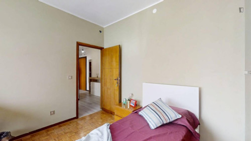 Single bedroom in 4-bedroom apartment