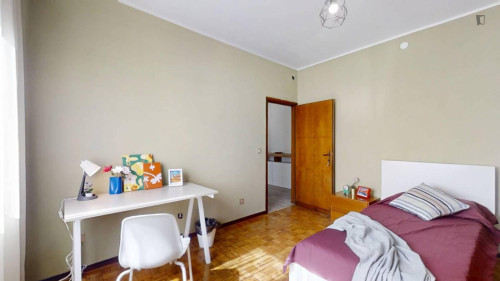Single bedroom in 4-bedroom apartment